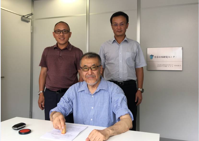 GRAFTON進藤社長與荃芬品牌創(chuàng)始人杜煒東先生（后排右一）、何榮先生（后排左一）